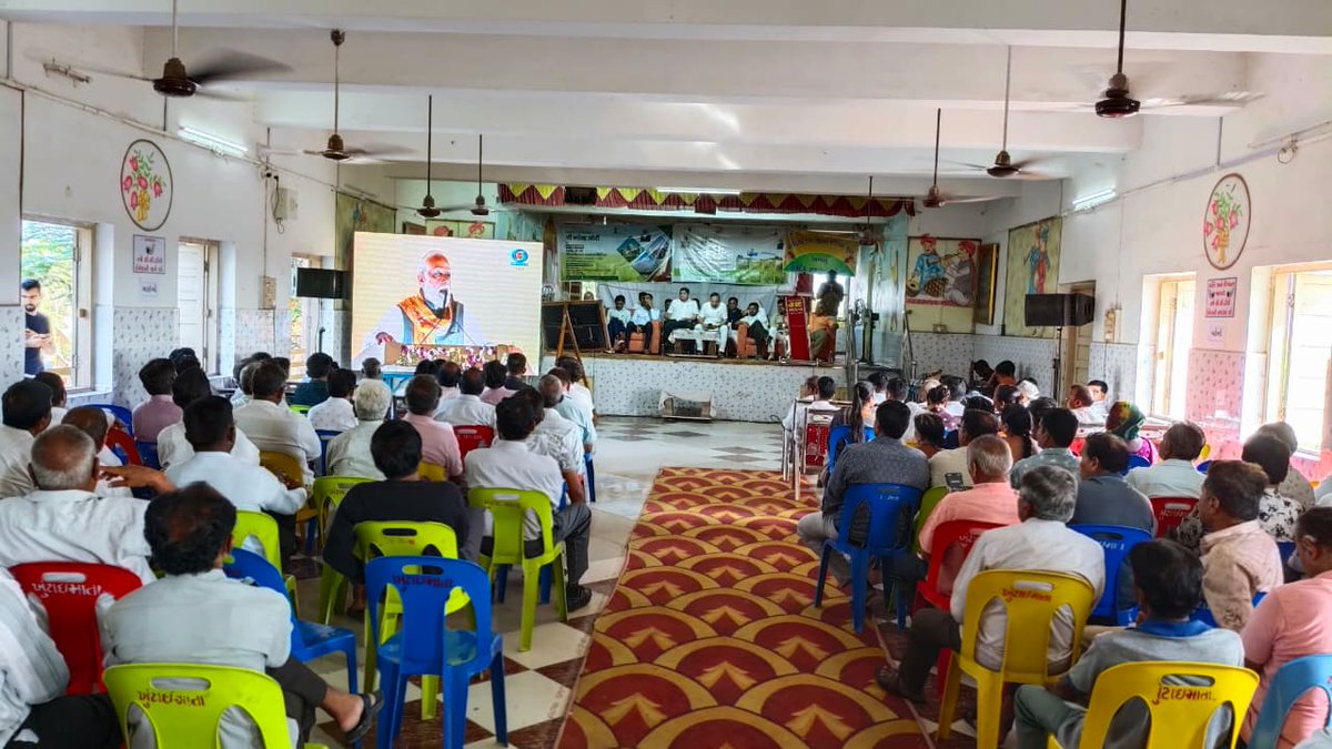 daosurat5's tweet photo. દેશના યશસ્વી વડાપ્રધાનશ્રી નરેન્દ્રભાઈ મોદી દ્રારા PM-KISAN યોજનાનો ૨૩ મો હપ્તો તારેકશ્વર, હુગલી, પશ્વિમ બંગાળથી રીલીઝ કરવાના કાર્યક્રમના‘‘જીવંત પ્રસારણ’’અંગેનો સુરતનાં  ઓલપાડ તાલુકામાં  કાર્યક્રમ યોજાયેલ જેમાં મોટી સંખ્યામાં ખેડૂતો હાજર રહેલ. https://t.co/qbpssdY89R