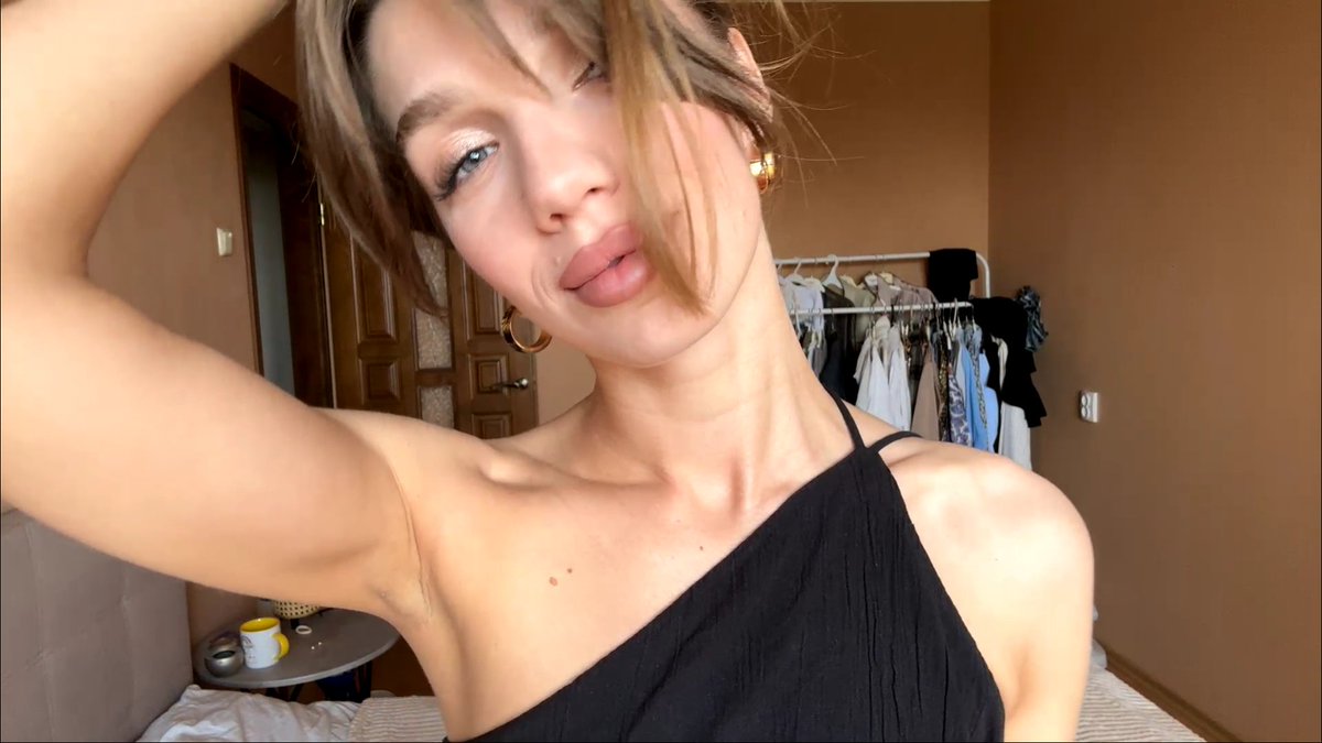 Cam4_FR's tweet photo. 👉 https://t.co/CKlXBZByra 😏

Bras levé avec ce haut noir qui glisse sur mon épaule, langue qui pointe pendant que je te fais un clin d’œil… je suis joueuse et déjà excitée à l’idée de me déshabiller pour tes jetons en live. Viens me voir tout donner. 

Tu sais où ça se passe vraiment. 

#leaks #exposed #leak #leaked #nsfw #cam4 #cam4girls #cam4_FR #striptease #gooner #kink #porn #thot #mommy #adultcontent #squirt #masturbate #orgasm #xxx #nudes