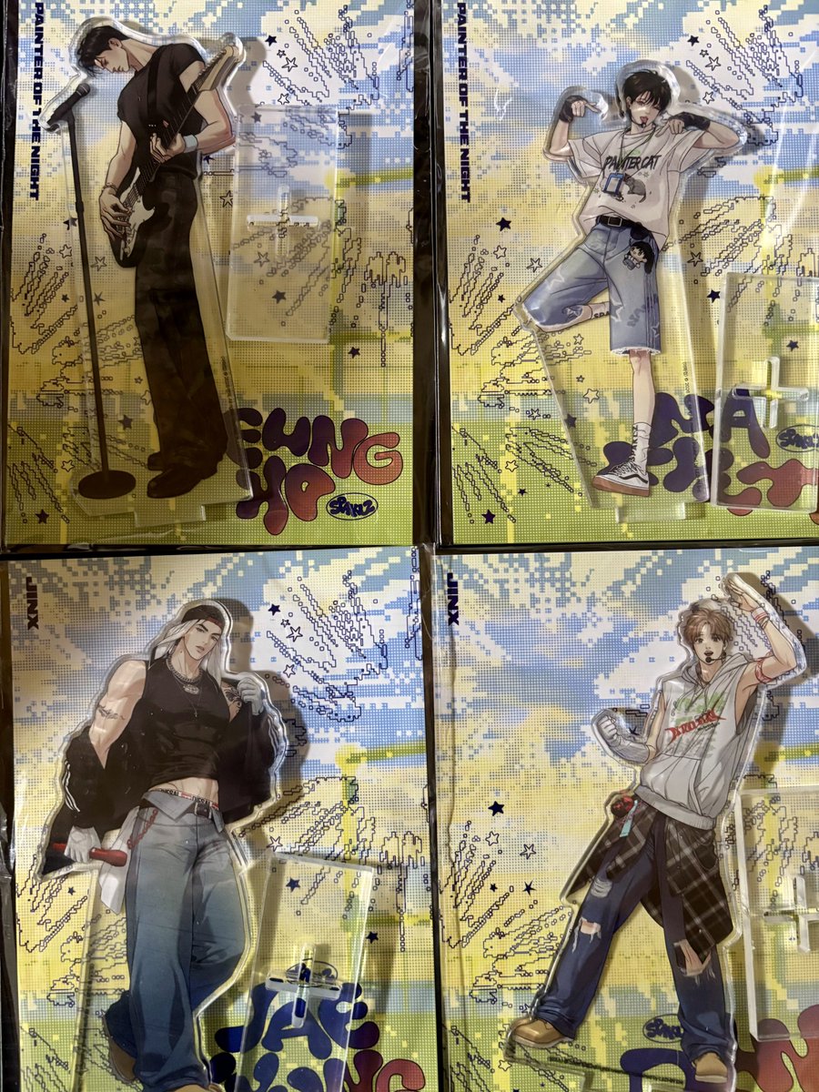 flavor_of_swan's tweet photo. いつもの4人きた
切実にグッズ類がパンパン過ぎて飾る場所無い
あと毎回思うけどレジン系のアクスタ、台座が十字になってるのほんと神✨
これのお陰で本来置けない場所とか隙間設置が出来るんだよね
少しずらして並んでる様に置けたりも出来るし助かる🥰 https://t.co/1X0AewTTJu
