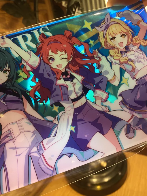 「メモリーを経てアイリスを咲かせる」をテーマにしたGSF03のグッズセット。 ・裏面に「デストピア飯」の付箋を使用し、すべて使い終わった後に「Re;IRIS」のアクリルプレートが現れるというコンセプト(実用性よりも概念性を重視)