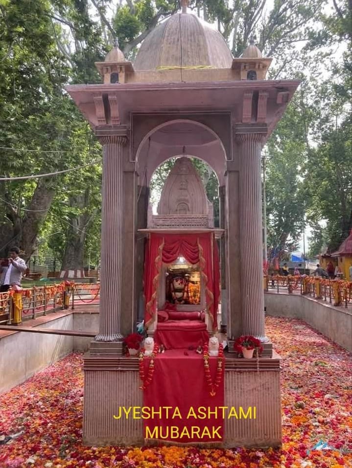 panditaAPMCC63's tweet photo. Jyeshta ashtami commonly called Zyeath aetham in kashmiri Mubarak to all ! 
On the 5 and last abode of mata ragnya of Sri Lanka whom Hanuman ji carried from there to Kashmir 🍁 
Manzgam, Lokitpura, Badipora and Tikker are other abodes where mata ragnya had a brief stay to finally rest at Tulmulla Ganderbal. Jai Ho 🙏
