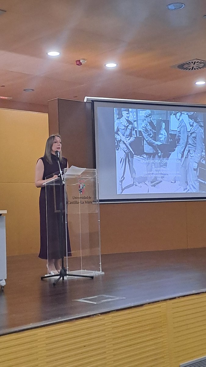 Humanidades_AB's tweet photo. El pasado viernes tuvo lugar el acto de graduación 🎓 de la  XV promoción del Grado en Humanidades y Estudios Sociales.

Os deseamos muchos éxitos en esta nueva etapa.

Gracias al rector de la @uclm_es, @GardeJulian por asistiry participar en el acto.

Enhorabuena a las familias. https://t.co/wuo6lS7wGr