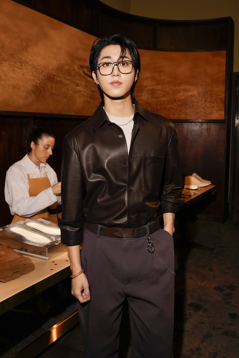 MTVUK's tweet photo. HAN looking double handsome at the Tod’s show for Milan Fashion Week 😍
#HANxTODS #HANxTodsSS27 https://t.co/6yrUHurOtJ