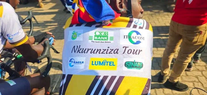 IntumwaNews's tweet photo. 🔴Nkurunziza Tour 2026 : le coup d’envoi de la première édition donné à Buganda

La première édition du Tour cycliste du Burundi, baptisé « Nkurunziza Tour », a officiellement démarré ce lundi 22 juin 2026 à Buganda, dans la province de Bujumbura. Organisée par la Fondation Pax Burundi en collaboration avec la Fédération burundaise de cyclisme, cette compétition s’inscrit dans le cadre des activités commémoratives dédiées à feu le Président Pierre Nkurunziza, reconnu pour son attachement à la promotion du sport.

Cette nouvelle compétition réunit 40 cyclistes, dont 10 femmes et 30 hommes, venus démontrer leur talent et leur endurance à travers les différentes étapes prévues jusqu’au 26 juin. L’objectif est non seulement de promouvoir le cyclisme au Burundi, mais également de détecter et d’encourager les jeunes talents susceptibles de représenter le pays dans les compétitions régionales et internationales.

Le lancement officiel de cette course a été marqué par une forte mobilisation des autorités administratives, des responsables sportifs ainsi que des habitants de Buganda venus soutenir les coureurs. Les organisateurs ont salué l’engouement observé dès cette première journée, estimant que cette initiative constitue une étape importante dans le développement du cyclisme burundais.

Pour assurer le bon déroulement de la compétition, la Fondation Pax Burundi a mis à la disposition des participants 42 vélos modernes ainsi qu’un encadrement technique adapté. Les coureurs s’affronteront durant cinq étapes à travers différentes localités du pays.

Des récompenses attrayantes ont été prévues afin de stimuler l’esprit de compétition. À chaque étape, les trois meilleurs cyclistes recevront respectivement 500 000 FBu, 400 000 FBu et 300 000 FBu. Le vainqueur du classement général repartira quant à lui avec une prime de 3 millions de francs burundais.

À travers cette première édition du Nkurunziza Tour, la Fondation Pax Burundi entend pérenniser l’héritage sportif laissé par feu le Président Pierre Nkurunziza et contribuer davantage à la promotion du sport comme facteur d’unité, de cohésion sociale et de développement au Burundi.