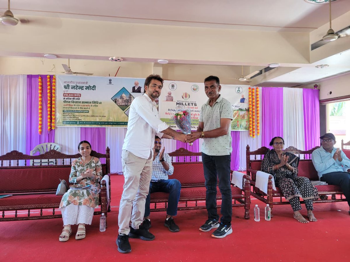 daosurat5's tweet photo. દેશના યશસ્વી વડાપ્રધાનશ્રી નરેન્દ્રભાઈ મોદી દ્રારા PM-KISAN યોજનાનો ૨૩ મો હપ્તો તારેકશ્વર, હુગલી, પશ્વિમ બંગાળથી રીલીઝ કરવાના કાર્યક્રમના‘‘જીવંત પ્રસારણ’’અંગેનો સુરતનાં  બારડોલી તાલુકામાં  કાર્યક્રમ યોજાયેલ જેમાં મોટી સંખ્યામાં ખેડૂતો હાજર રહેલ. https://t.co/HJq7rbEPvQ