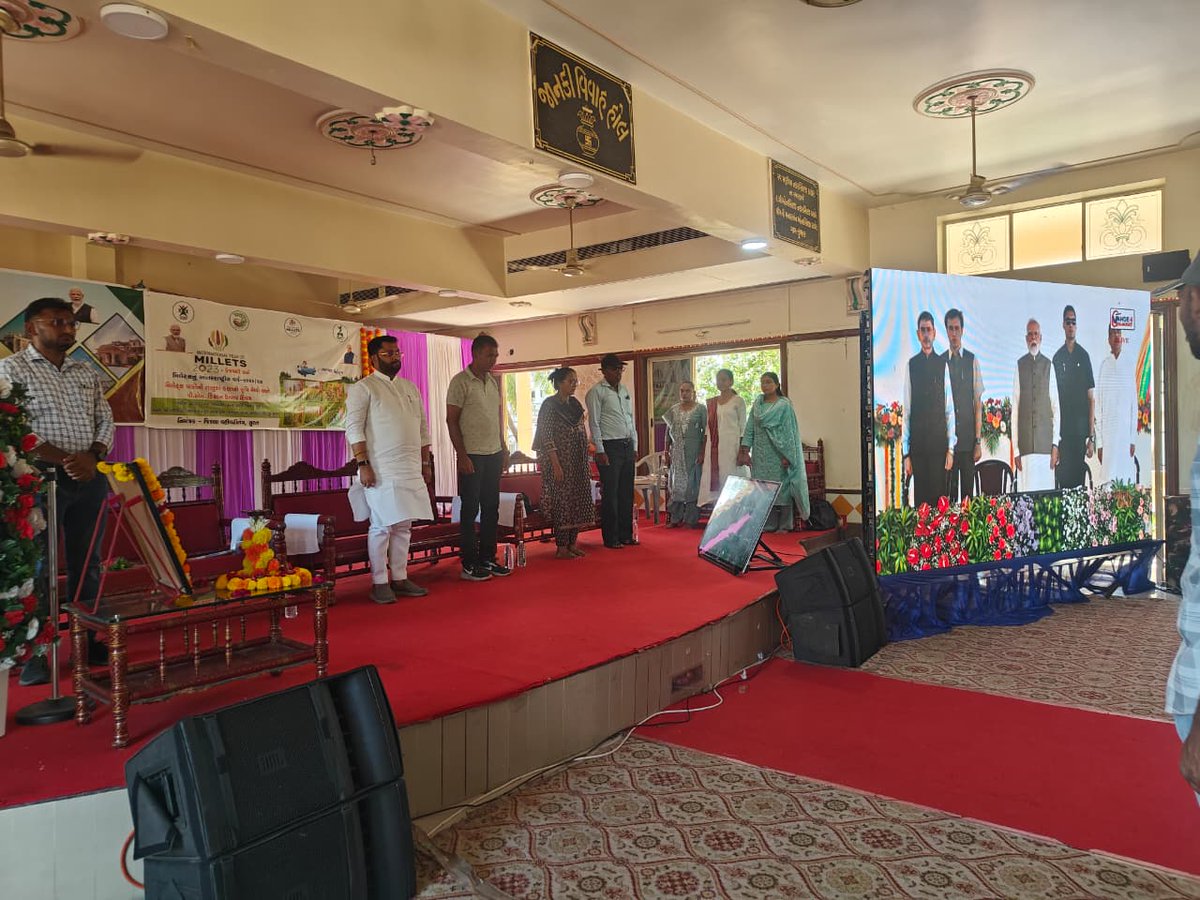 daosurat5's tweet photo. દેશના યશસ્વી વડાપ્રધાનશ્રી નરેન્દ્રભાઈ મોદી દ્રારા PM-KISAN યોજનાનો ૨૩ મો હપ્તો તારેકશ્વર, હુગલી, પશ્વિમ બંગાળથી રીલીઝ કરવાના કાર્યક્રમના‘‘જીવંત પ્રસારણ’’અંગેનો સુરતનાં  બારડોલી તાલુકામાં  કાર્યક્રમ યોજાયેલ જેમાં મોટી સંખ્યામાં ખેડૂતો હાજર રહેલ. https://t.co/HJq7rbEPvQ