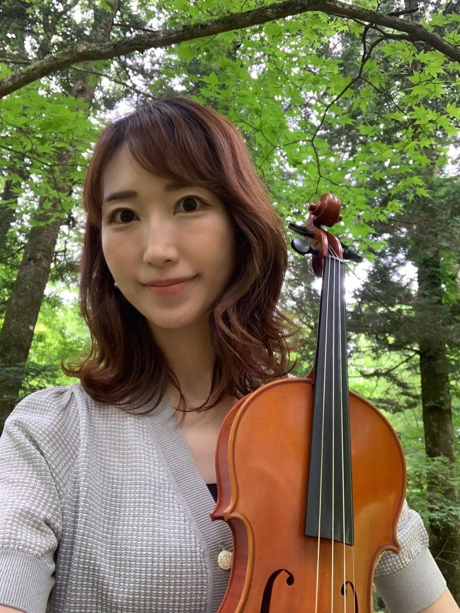 ryokookouchi's tweet photo. 軽井沢にて野外演奏＆撮影のお仕事🎻
素敵なお宅の、森のような美しいお庭にて
爽やかな空気と緑に包まれ
とても心地よい時間を過ごしました🌲✨

大好きな胡桃蕎麦をいただき
美しく落ち着いた街並みを散策して
軽井沢の魅力をたっぷり満喫しました☺︎

素敵な機会をありがとうございました✨ https://t.co/TkNXwMztcB