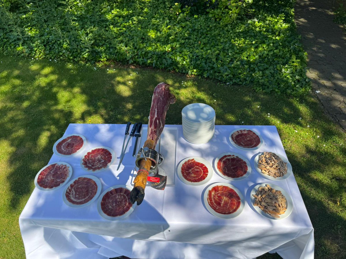 jamonarium's tweet photo. Cortador de jamón para ferias y eventos profesionales. Una acción de show cooking sencilla, visual y eficaz para eventos B2B.

Ham carver service for trade shows and professional events. A simple, visual and effective show-cooking action for B2B events. https://t.co/vmPowZ44XF