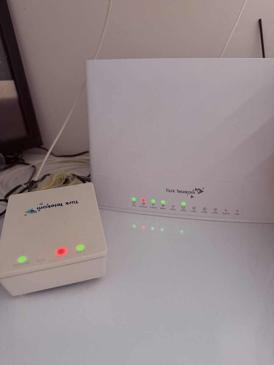 obayahmetefe's tweet photo. 2 haftadır internetim yok, arılar kutuyu istila etti dendi ama hiçbir ekip gelmedi. Mağdurum, muhatap bulamıyorum. Yarına kadar hallolmazsa internet kutusunu sökeceğim. Hakettiğiniz bu.  @TTDestek  @TurkTelekom https://t.co/MiwSQ3S5BH