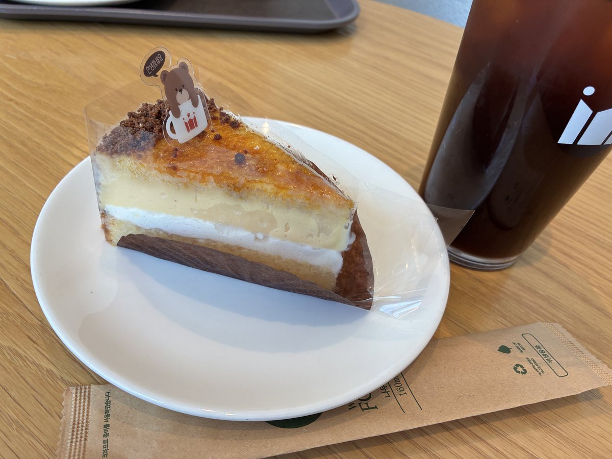 e_etomo76's tweet photo. さて大阪旅行最終日✈️

ホテルのラウンジに2日連続で
ドリンク🥤とスコーンなんかを
頂きました♪

チェックアウトして
何か軽く食べようと甲賀流へ再び！
私もネギマヨポン酢にした😋

歩いてなんばまで行ってカフェへ
くまが可愛かった

✈️で帰って来たよ！楽しかった‼️
ありがとう😭 https://t.co/1y3Q14z5WM