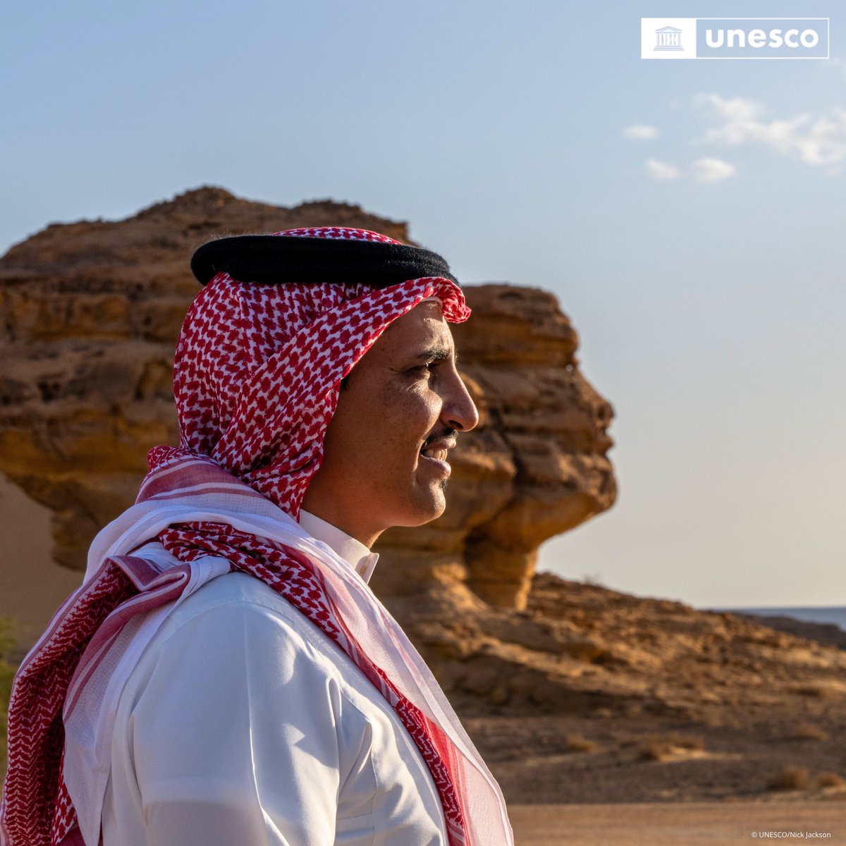 UNESCO_fr's tweet photo. Chaque culture a ses gardiens de la mémoire. À #AlUla, on les appelle les Rawis.

Cet été, leurs voix voyagent jusqu'au Siège de l'UNESCO à Paris.

Découvrez l'exposition développée avec @RCU_SA, « Je suis un Rawi : Partager les histoires d’AlUla »

🔗 https://t.co/sf6N0y1Clp https://t.co/dpjVQZCqlN