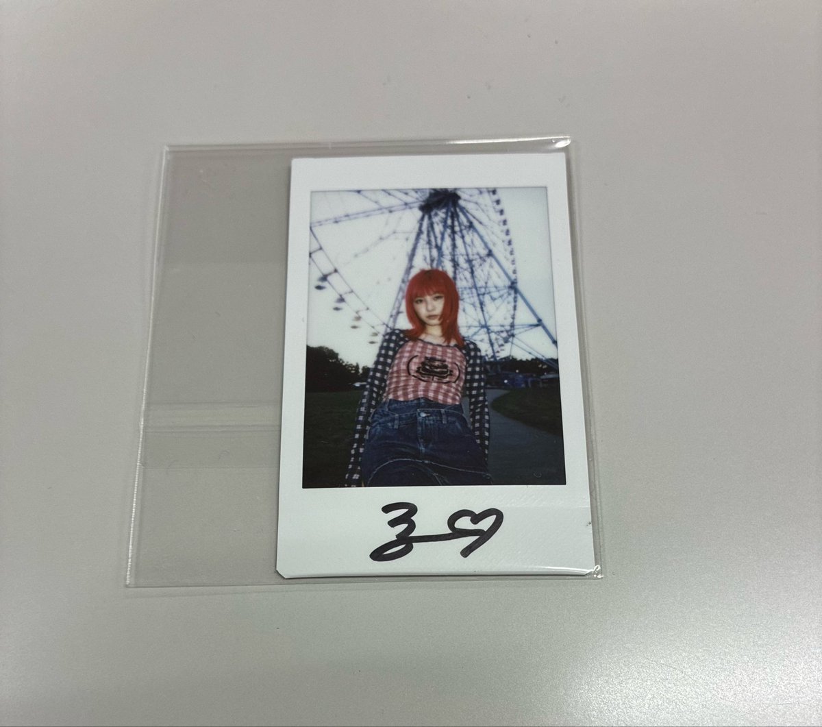 Torufyym's tweet photo. 論文出すまでなんとなくこの垢再開しないつもりだったけど、昨日の名古屋のa子のライブでサイン入りチェキ当たったからさすがに復活　やばすぎ https://t.co/U0lDZTp6q9