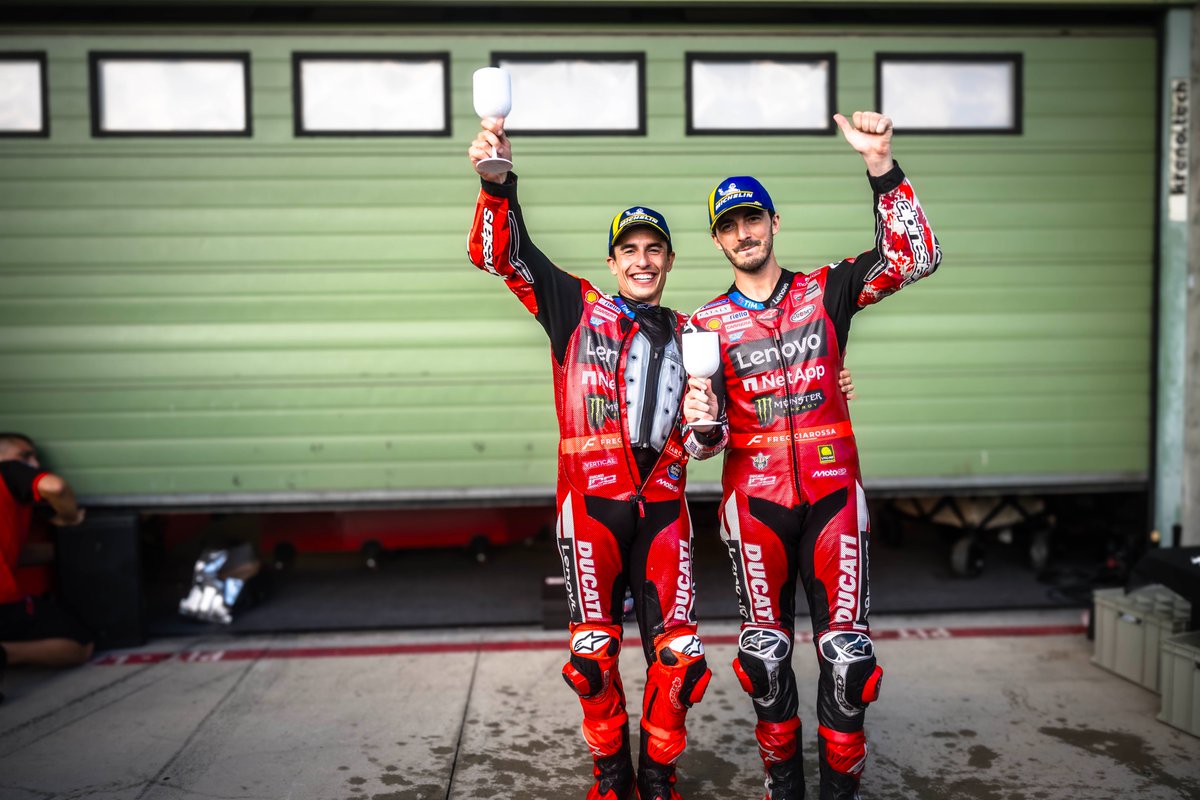 TIM_Official's tweet photo. Un weekend incredibile per il #DucatiLenovoTeam a Brno! 🔥
Al #CzechGP, @marcmarquez93 conquista la vittoria 🏆 e @PeccoBagnaia firma un altro podio 🥉. Una gara vissuta tutta d’un fiato.
#ForzaDucati! ❤️
#UnaConnessioneAllungaLaVita @ducaticorse https://t.co/lwofWrvlTB