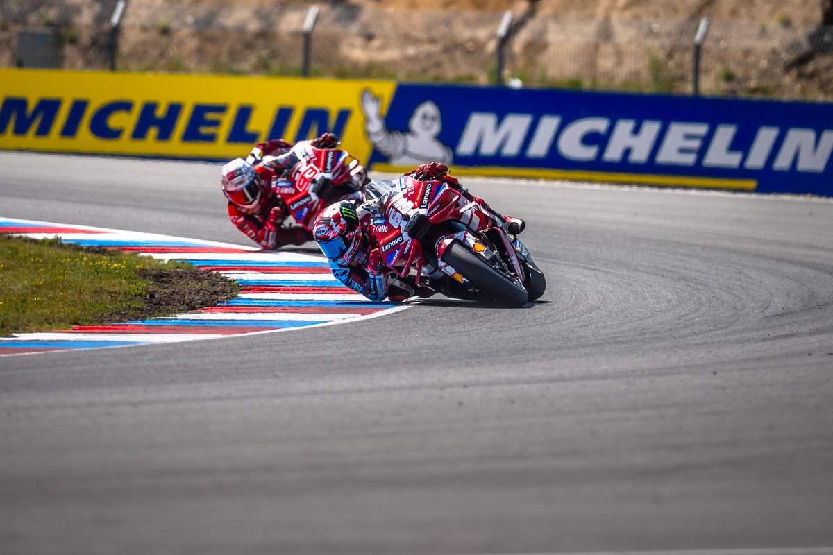 TIM_Official's tweet photo. Un weekend incredibile per il #DucatiLenovoTeam a Brno! 🔥
Al #CzechGP, @marcmarquez93 conquista la vittoria 🏆 e @PeccoBagnaia firma un altro podio 🥉. Una gara vissuta tutta d’un fiato.
#ForzaDucati! ❤️
#UnaConnessioneAllungaLaVita @ducaticorse https://t.co/lwofWrvlTB