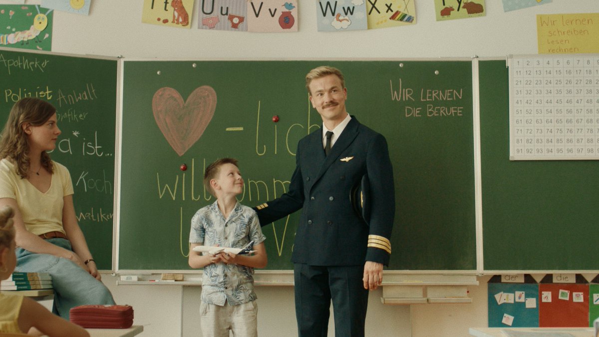 peacock_filmjp's tweet photo. かっこいい父親がいるように、
見られたい。

✈️👨‍✈️👦

〖どんな自分に見られたい？〗

理想の自分を演出するため、
人々は彼を〈レンタル〉する——
#映画ピーコック  𝟳.𝟮𝟰 𝗙𝗿𝗶🦚
https://t.co/v8agjh7Rmu https://t.co/Dqbvlqn3xV