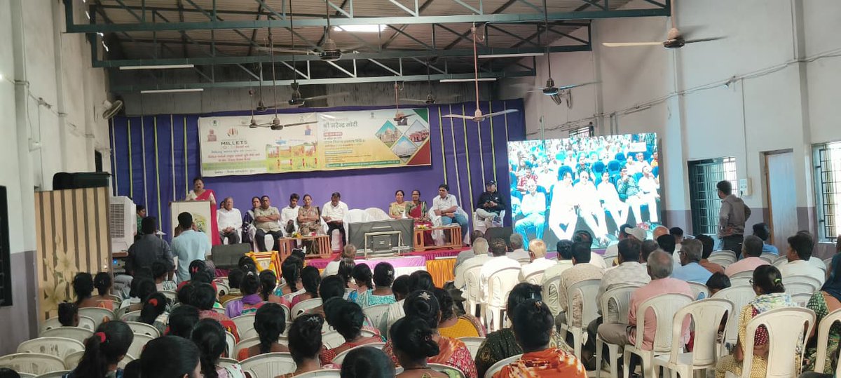 daosurat5's tweet photo. દેશના યશસ્વી વડાપ્રધાનશ્રી નરેન્દ્રભાઈ મોદી દ્રારા PM-KISAN યોજનાનો ૨૩ મો હપ્તો તારેકશ્વર, હુગલી, પશ્વિમ બંગાળથી રીલીઝ કરવાના કાર્યક્રમના‘‘જીવંત પ્રસારણ’’અંગેનો સુરતનાં  મહુવા-અબીકા તાલુકામાં  કાર્યક્રમ યોજાયેલ જેમાં મોટી સંખ્યામાં ખેડૂતો હાજર રહેલ. https://t.co/6b1TIxf9lS