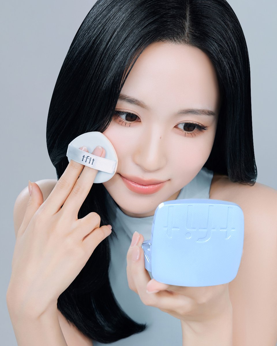 TFIT_JP's tweet photo. 梅雨のベースメイク、なんだかベタつかない？☔
MINA PICKのアイシーラインで、ひんやり爽やかに🧊💙

アイシープライマーで肌をなめらかに整えて、
アイシークッションは薄く軽やかにフィット。
仕上げはアイシーパウダーでさらっと快適に。

湿気が多い日も、涼しげで快適なベースメイクが完成！
今年の夏はアイシーラインで、さらっと涼しげな肌に仕上げてみて！

#TFIT #breathewithtfit #ベースメイク #MINA #ミナ