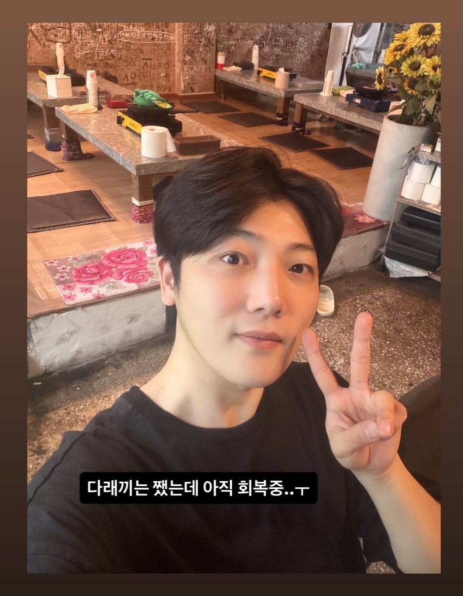 choipolaroid's tweet photo. Ohooo selfie from Sangwon https://t.co/K9eF15CKJg