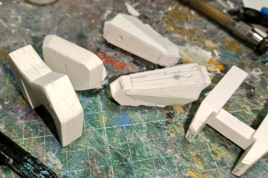 mbfp01re2astray's tweet photo. ①プラ板積層を整形した後の表面は、平らじゃないし隙間も多くてガタガタ！！しぬぅ！！

②瞬着をぺちゃぺちゃ塗る

③クリアファイル(PPシート)を切り出して貼る

④直ぐに固まるので剥がす

⑤傷が埋まって平らになってる！

⑥嬉しい https://t.co/xnVqwC6R04