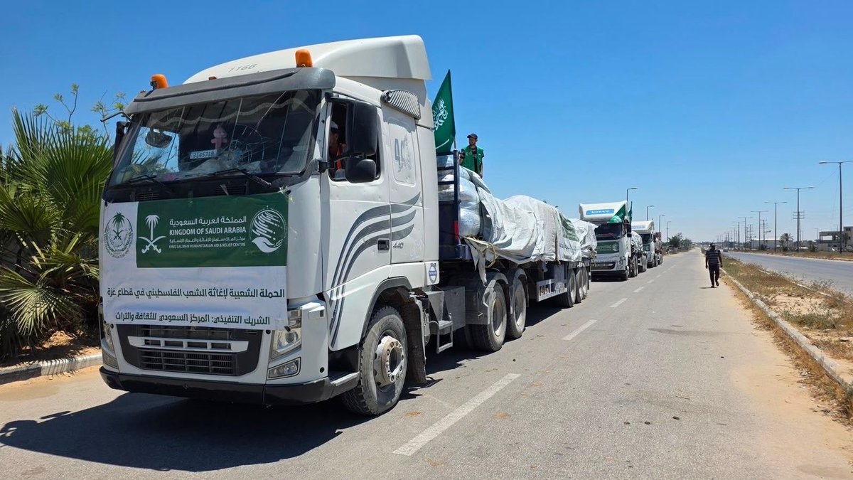 KSRelief_EN's tweet photo. The arrival of a new aid convoy provided by #KSrelief to the #Gaza Strip, carrying large quantities of tents, as part of the Saudi public campaign to support the Palestinian people in the Strip. https://t.co/ypILB1VVcy