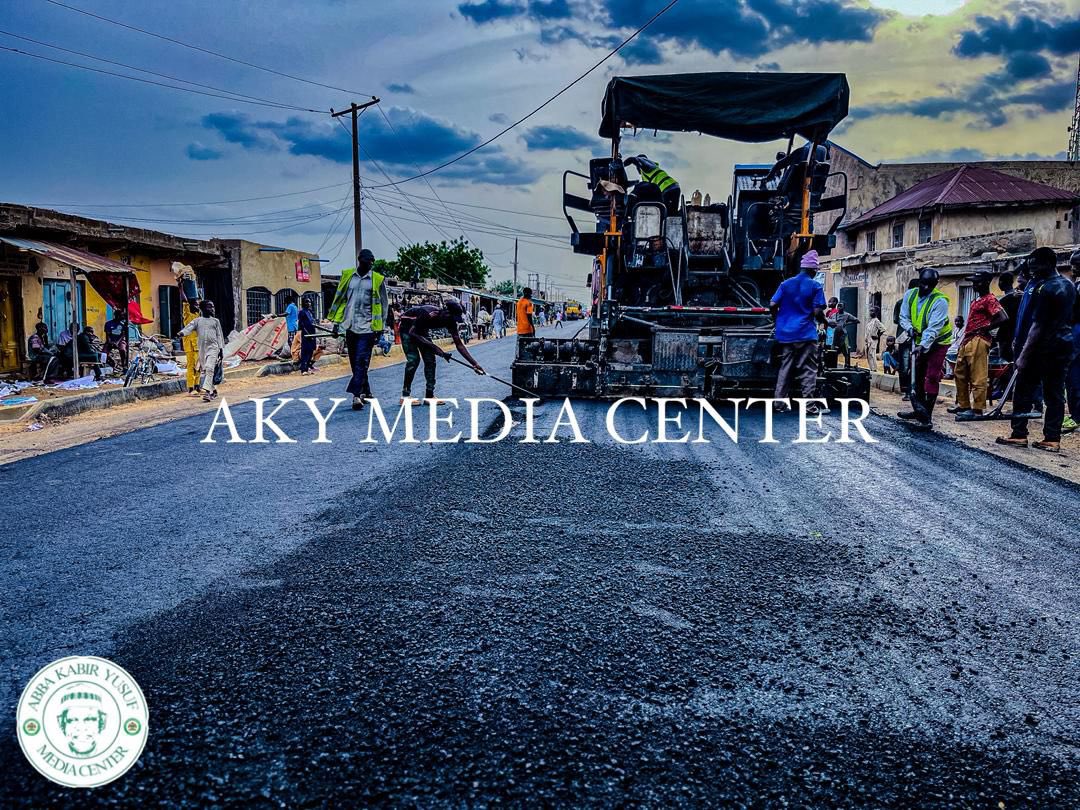 SafiyyaB1's tweet photo. Asphalt Overlay from Brigade Market to Gama A to Kwanar Gwagwarwa Police Station in Nasarawa Local Government by the administration of Gov. Abba Kabir Yusuf.

#AbbaIsWorking. https://t.co/45DSyzfQtM