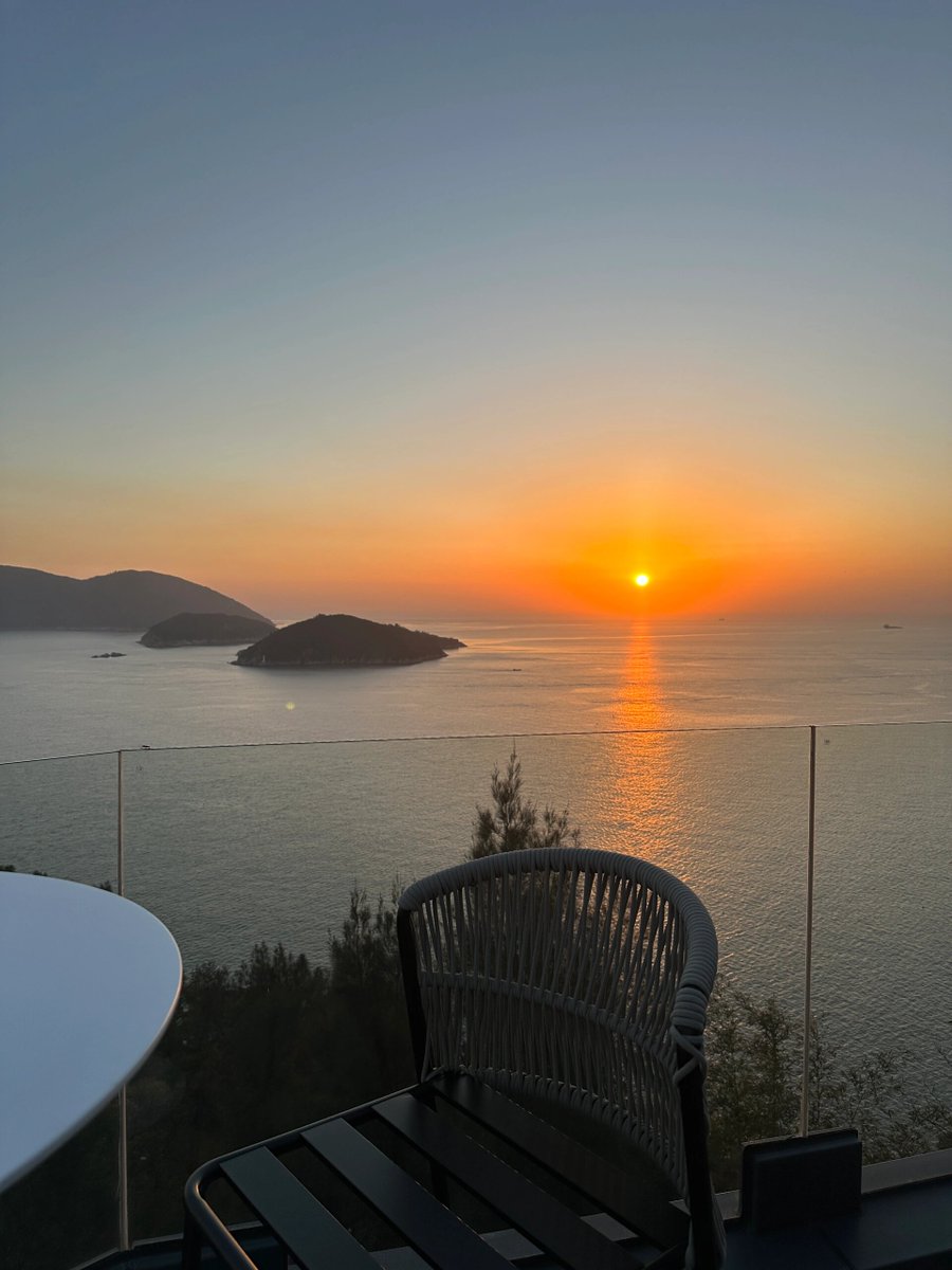 Pan1nnika's tweet photo. [Chasing golden sunset at Santorini’s white-washed cliffs—salt in the air, wine in hand, and zero plans for the rest of the evening  #TravelDiaries]， https://t.co/YFrpwGa9X0