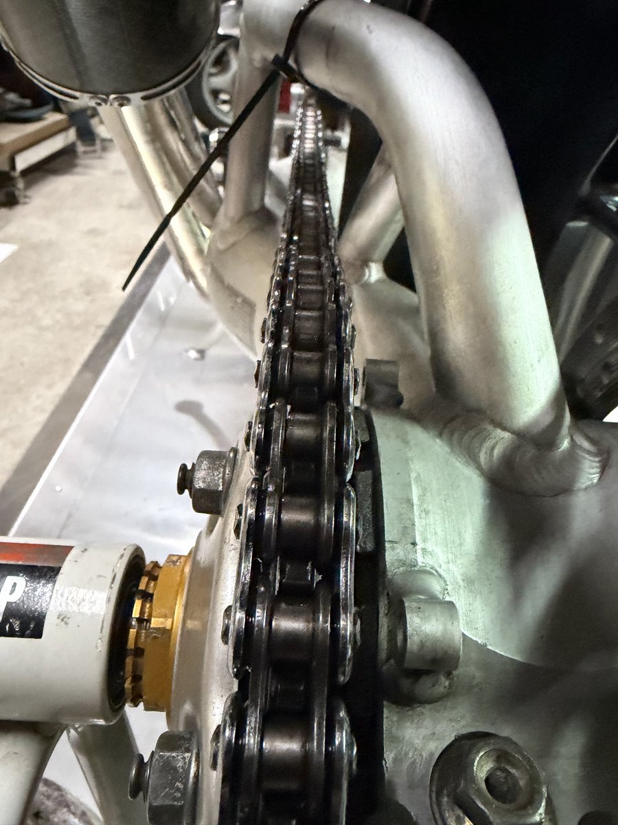 kazugarage09's tweet photo. ドゥカティSS900プロアーム化‼️
やっとチェーンとスプロケット装着😩
自作フロントスプロケットオフセットスペーサーでチェーンラインもバッチリ👌
あとはマフラーなんとかしたいなー
#ドゥカティ
#SS900
#プロアーム https://t.co/vqiNqDIXkl