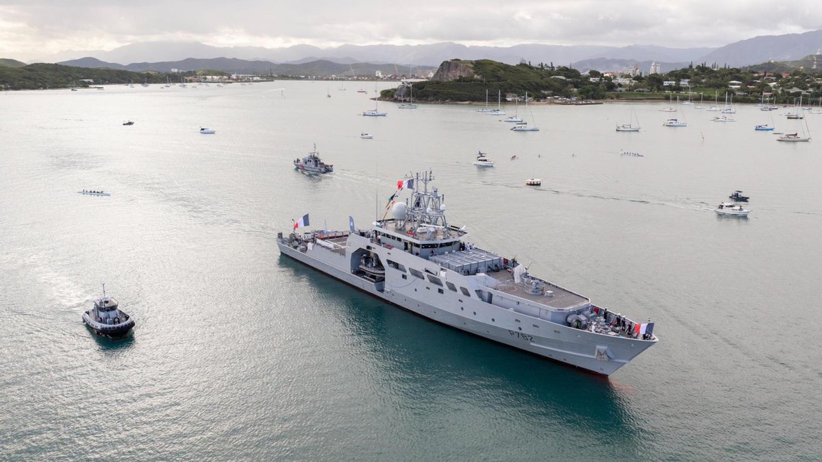 AlexXplore's tweet photo. 🇫🇷🇳🇨 Le patrouilleur Jean-Tranape, navire de 80 mètres de la Marine nationale, est arrivé à Nouméa le 18 juin 2026 après un long voyage depuis Brest.  

🛡️ Cette arrivée renforce significativement les capacités militaires françaises en Nouvelle-Calédonie avec une flotte navale entièrement modernisée.  

🌊 Le navire permettra de mieux surveiller l’immense Zone Économique Exclusive calédonienne (1,5 million de km²) contre la pêche illégale et les trafics de drogue.  

🇫🇷 Le nom du navire rend hommage à Jean Tranape, Compagnon de la Libération calédonien, et son arrivée le 18 juin porte une forte symbolique historique.

https://t.co/owmwJuT9xV
