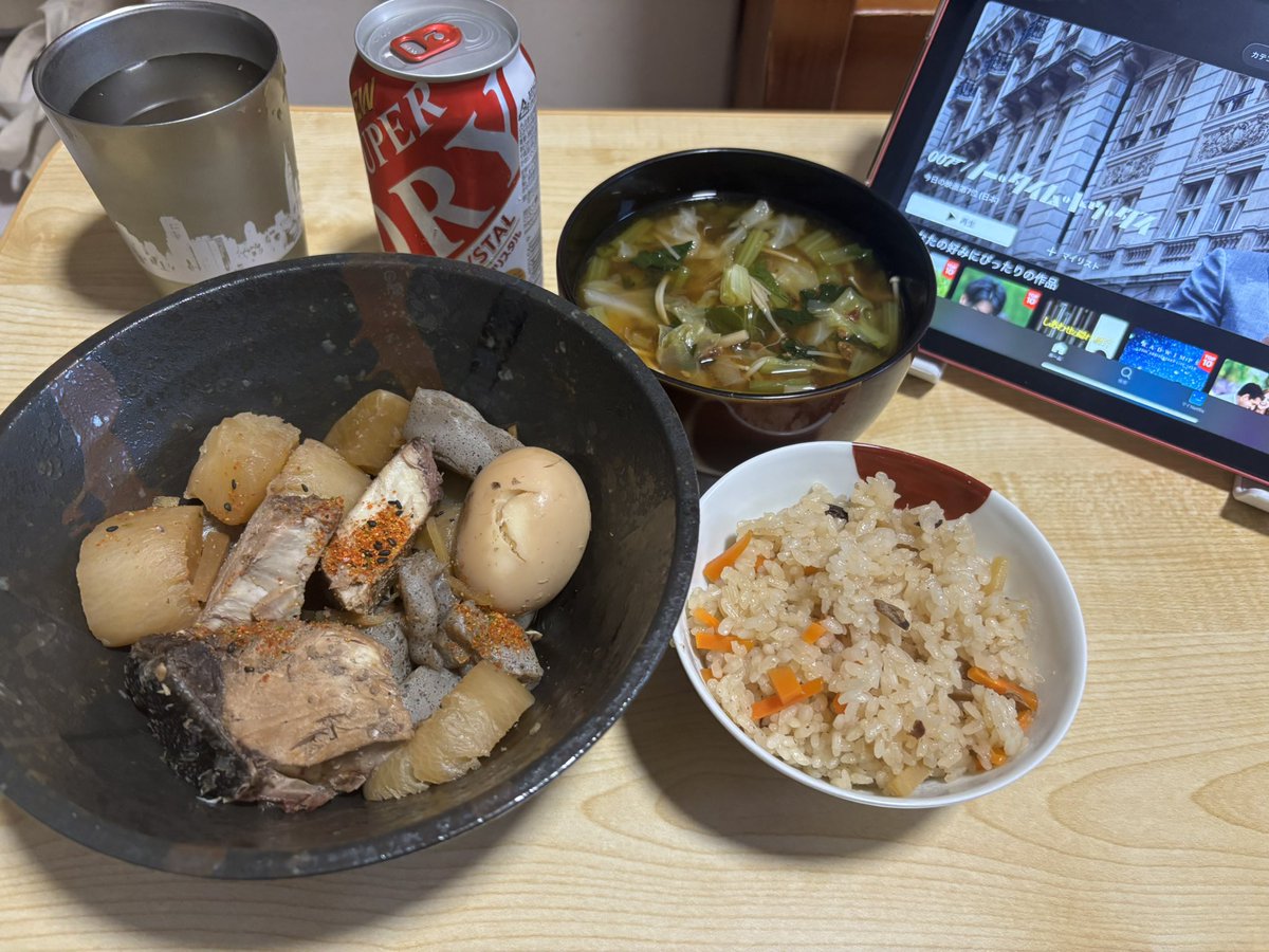 watabe723's tweet photo. 夜ご飯ご馳走すぎる！！
ぶり大根
煮汁の炊き込みご飯
お味噌汁 https://t.co/XhEU6BXkD2