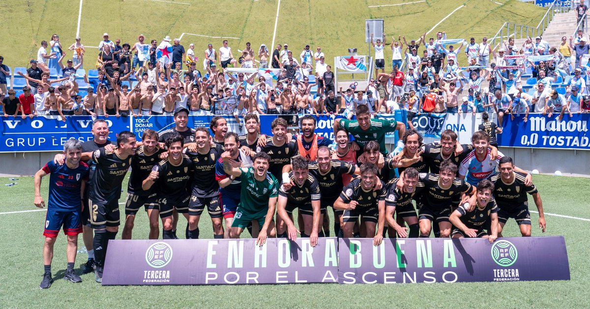 SD_Compostela's tweet photo. ✍️🩵🤍 

👋 Bos días, compostelanistas!
💪 O Compos é de Segunda RFEF

⚽️ Un ascenso sufrido, vía play off, pero que mereceu a pena
🫂 Grazas a todos por facelo posible!!
 
👉 https://t.co/nUx1HUwORG

📸 @nacho_castano_

#BadalonaCompos https://t.co/JnUQSdvAgF