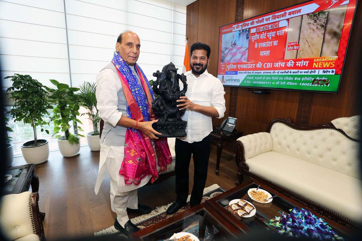 revanth_anumula's tweet photo. ఈ రోజు ఢిల్లీలో కేంద్ర రక్షణ శాఖ మంత్రి శ్రీ రాజ్ నాథ్ సింగ్ తో భేటీ అయ్యాను. ప్రతిష్ఠాత్మక గాంధీ స‌రోవర్ ప్రాజెక్టుకు ర‌క్ష‌ణ శాఖ భూములు బ‌ద‌లాయించినందుకు కృతజ్ఞతలు తెలిపాను. 

ఆదిలాబాద్ ఎయిర్‌పోర్ట్ అభివృద్ధికి సంబంధ���ంచి రాష్ట్ర ప్ర‌భుత్వం భూ సేక‌ర‌ణ‌, యుటిలిటీస్ బ‌ద‌లాయింపు వంటి అంశాల్లో పూర్తి స‌హ‌కారం అందిస్తామ‌ని కేంద్ర మంత్రికి తెలిపాను. 

రాష్ట్రంలోని మ‌హ‌బూబ్‌న‌గ‌ర్ జిల్లా దేవ‌ర‌క‌ద్ర స‌మీపంలో డీఆర్‌డీవో/డీఆర్‌డీఎల్ ఎంచుకున్న ప్ర‌దేశంలో వారికి సంబంధించిన‌ కీల‌క‌మైన‌ ప్రాజెక్ట్‌ను త్వ‌ర‌గా మంజూరు చేయాల‌ని కేంద్ర మంత్రికి విజ్ఞ‌ప్తి చేశాను.