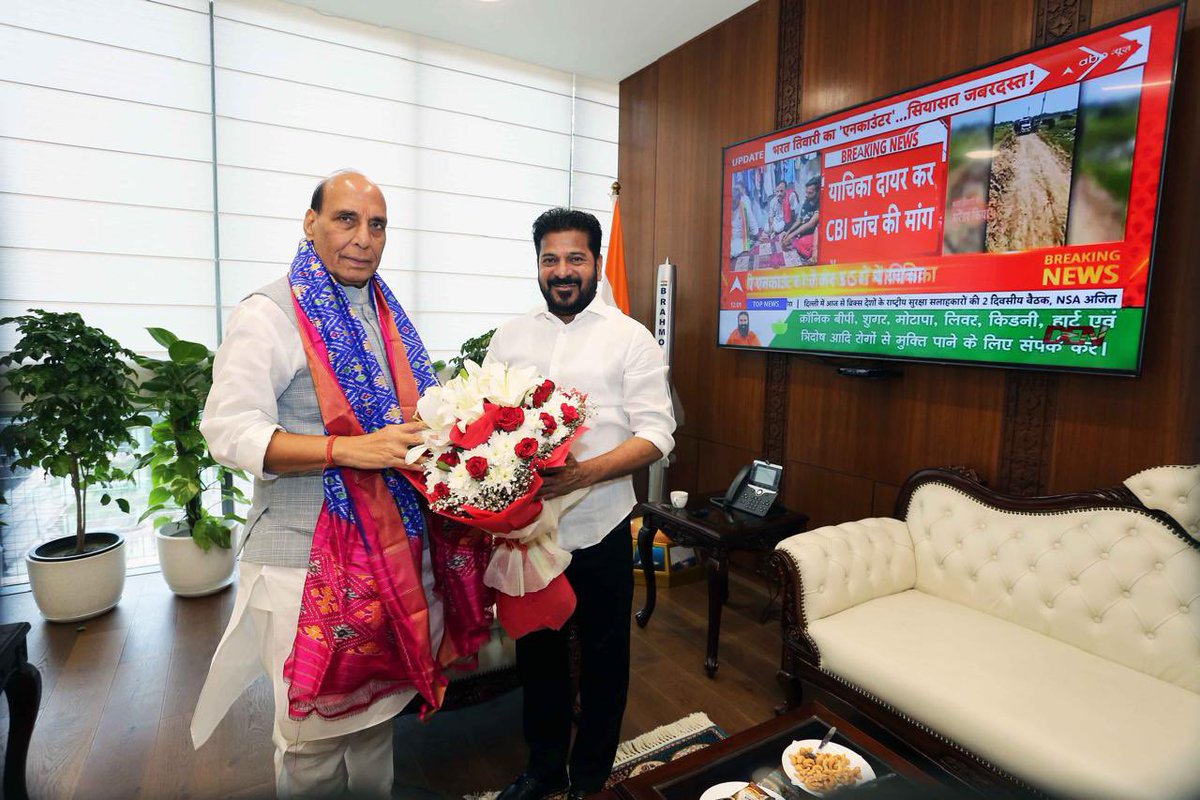 revanth_anumula's tweet photo. ఈ రోజు ఢిల్లీలో కేంద్ర రక్షణ శాఖ మంత్రి శ్రీ రాజ్ నాథ్ సింగ్ తో భేటీ అయ్యాను. ప్రతిష్ఠాత్మక గాంధీ స‌రోవర్ ప్రాజెక్టుకు ర‌క్ష‌ణ శాఖ భూములు బ‌ద‌లాయించినందుకు కృతజ్ఞతలు తెలిపాను. 

ఆదిలాబాద్ ఎయిర్‌పోర్ట్ అభివృద్ధికి సంబంధ���ంచి రాష్ట్ర ప్ర‌భుత్వం భూ సేక‌ర‌ణ‌, యుటిలిటీస్ బ‌ద‌లాయింపు వంటి అంశాల్లో పూర్తి స‌హ‌కారం అందిస్తామ‌ని కేంద్ర మంత్రికి తెలిపాను. 

రాష్ట్రంలోని మ‌హ‌బూబ్‌న‌గ‌ర్ జిల్లా దేవ‌ర‌క‌ద్ర స‌మీపంలో డీఆర్‌డీవో/డీఆర్‌డీఎల్ ఎంచుకున్న ప్ర‌దేశంలో వారికి సంబంధించిన‌ కీల‌క‌మైన‌ ప్రాజెక్ట్‌ను త్వ‌ర‌గా మంజూరు చేయాల‌ని కేంద్ర మంత్రికి విజ్ఞ‌ప్తి చేశాను.
