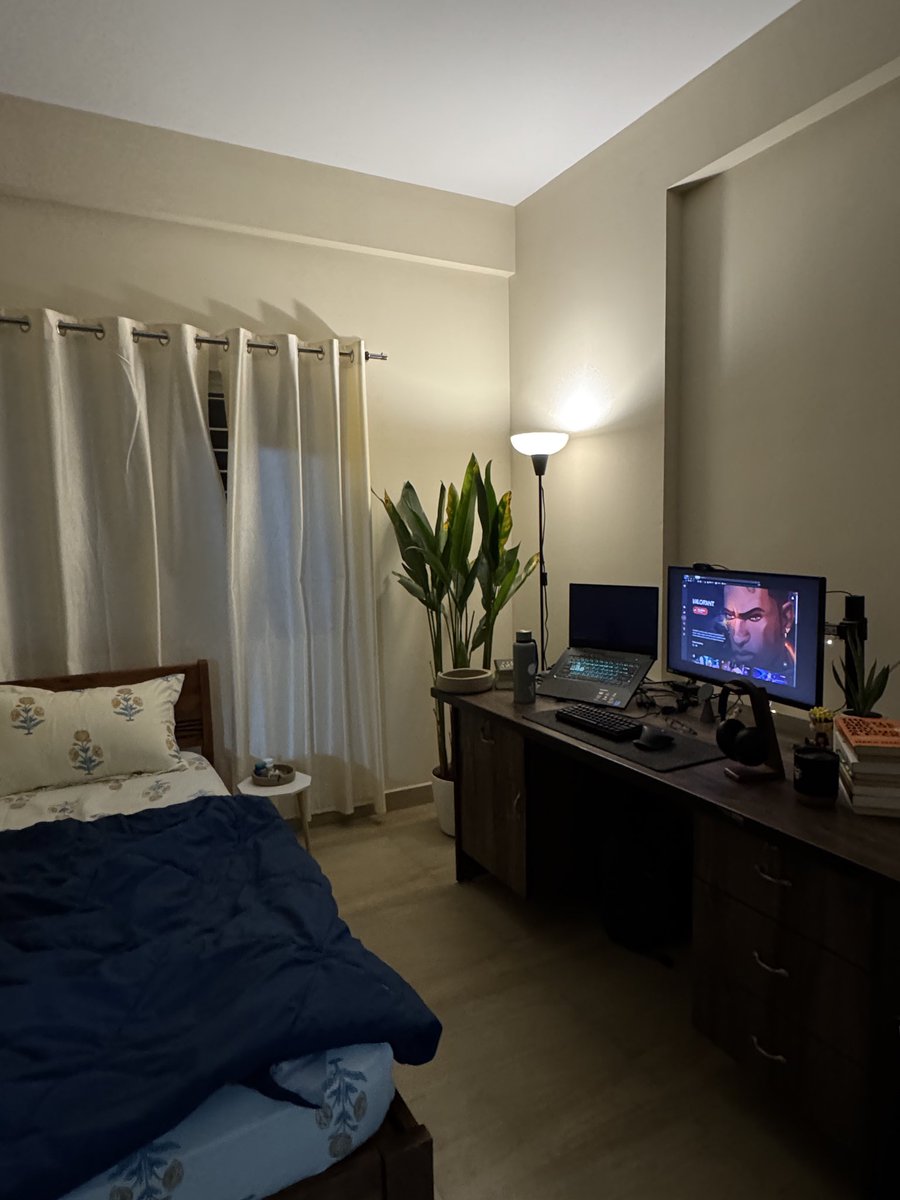 _klayzen's tweet photo. @Shalini70856041 This was my room when I was in Blr, if this helps as a reference :) https://t.co/WFbsQ7HgES
