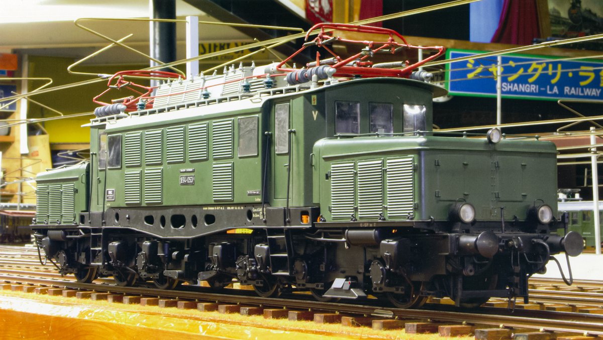 hara_mrm's tweet photo. 【模型で知る車両美：凸型機関車】

中央に運転室、その前後に機器を格納したボンネットを配置することで「凸」のような独特なシルエットとなっています。

箱型機関車にはないボンネットの形状が、機械でありながらどこか生物的で、愛嬌や親近感を生み出しているのではないでしょうか？

#はらてつ https://t.co/4WnOQMeliy