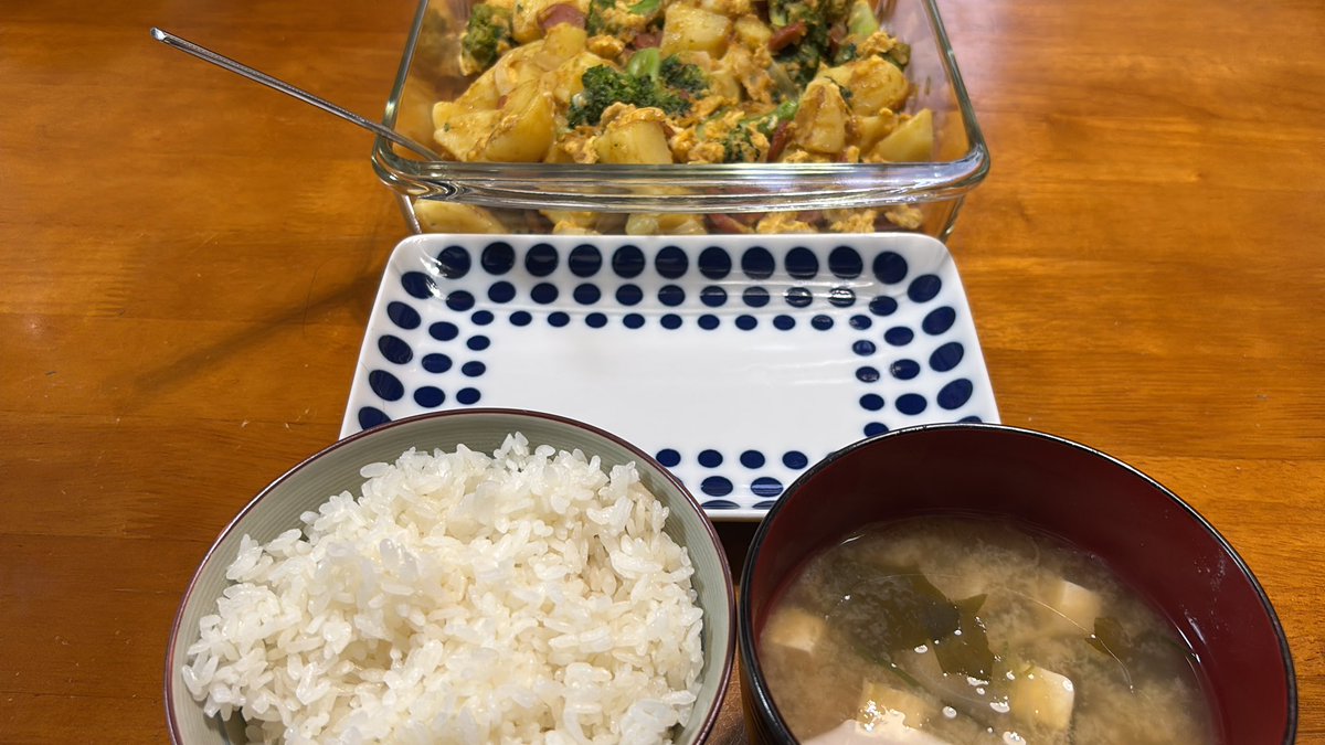 kaiheijango's tweet photo. 本日のジャンゴ飯

カレー風味のジャーマンポテト
豆腐とカニカマのお味噌汁 https://t.co/fNlCpBMBBi