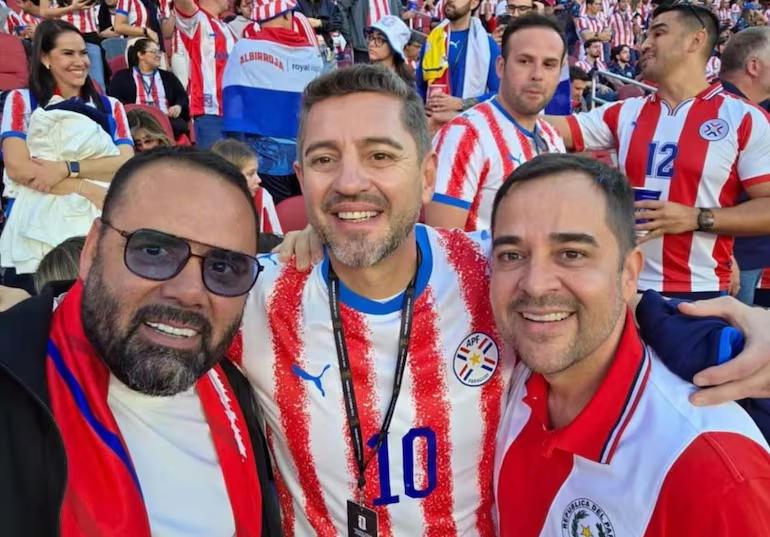ParaguayPr1mero's tweet photo. NARCOPOLITICA: Pero ahora le tocó el turno al FLORERO Alliana, quien metió un “golazo” de mediacancha. Adivinen con quién vio el partido de la selección. Se caerán de espaldas. Alliana y el dueño del avión que usó Marset, juntos en el Mundial.
https://t.co/v7C5nTfrul https://t.co/V3Rt5x7ZIH