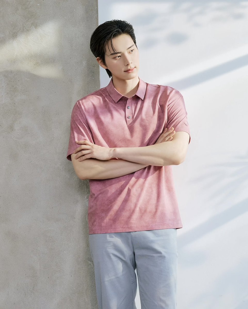 leechaemin_th's tweet photo. 2026.06.22 [IG : Outdoor K2]

อัปเดตความหล่อของแชมินกับเสื้อโปโลรุ่น Signature Premier Ice ผ้าพรีเมียมดีไซน์เรียบหรูแถมใส่แล้วเย็นสบาย เหมาะกับลุคแฟนหนุ่มสุดคูลมากๆ หล่อละมุนไม่ไหวลุคนี้ลุคนี้! 👕💙

🔗https://t.co/zzpFghZzO5

#leechaemin #이채민 #อีแชมิน #K2 #outdoorK2 https://t.co/Ehcnh1teYR