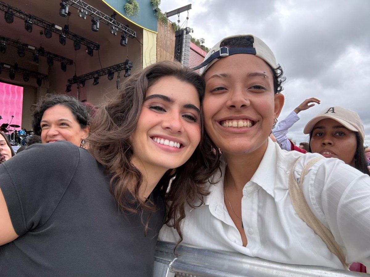 fckylice's tweet photo. Hoje é o dia todinho da Gege !! Essa mulher incrível que eu amo e admiro demais.

Você é arte em todos os aspectos ge, fico muito feliz em poder te ouvir e ser sua fã.

Deus te ensaboe pelo drink daquele dia tava muito bom.

Te amo mil milhões!!!! 🫶🏽🫶🏽🫶🏽 https://t.co/cLqOo0ujRg