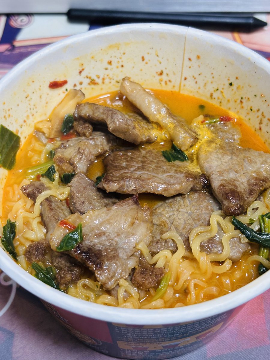 Monz_TW's tweet photo. 今天的晚餐是辛拉麵加牛小排🍜
前兩天放冷藏退冰退完了，再放感覺就不太好了所以簡單吃吃

絕對不是因為台股噴爛晚餐加菜🤪 https://t.co/ZTD9ns2ebQ
