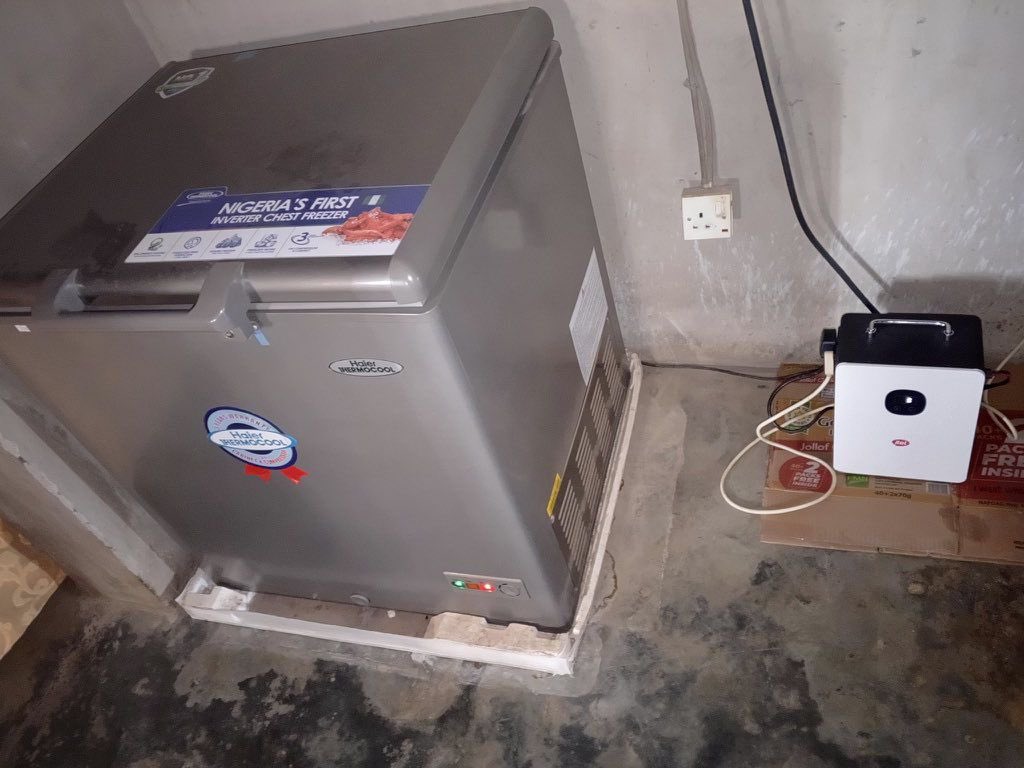 Val_Gadget's tweet photo. My honest review about this Itel Powertank 👇

If your really want to enjoy it, buy a 550W solar panel with it. It’ll start charging as early as 8am 

During the day, it can power your bulbs, TV, sound bar, washing machine, blender, DC fan. https://t.co/9g1KxzkRR3