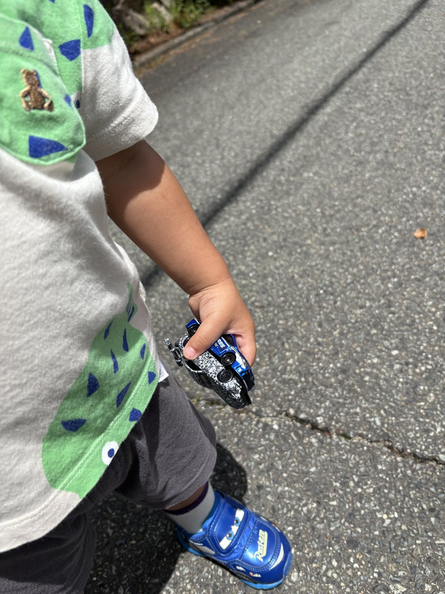 Sakamackyy's tweet photo. トミカの正しい使い方👦🚗

プレ値？希少価値？

2歳児には関係ないらしい😂 https://t.co/UoLkzQKDU5