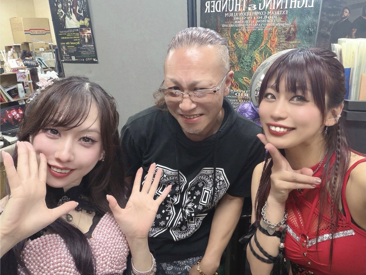 sonozaki_yuzuha's tweet photo. 昨日の思い出集🥰

①今回のサポ侍つよぽんさん＆しょまたんと✨お二人とも抜群の安定感＆素敵なお人柄で楽しかったー！！❤️‍🔥

②大好きなCRESCENDOのmikio店長！怖いのは顔だけでとっても熱くて優しいです🫶🏻笑
ナデフェス東京のナデシコではなななんとベース弾いてくれちゃう🥴楽しみすぎる🥴❤️‍🔥跳ねて回って踊るmikioさん…🥹🥹

③イベントの最後には、主役も来てくれて…お会いでき…て…あれ…？？服装が…mik…。。ニセモノー！！！😭笑

④Amiliyahさんカッコ良過ぎてリエちゃんと一緒に最後物販買わせていただいた🥰
アクキーはやっぱりロシータさん🥴ギャルシコではロシータさんみたくドラム叩けるように頑張る！！(無理すぎてわや)