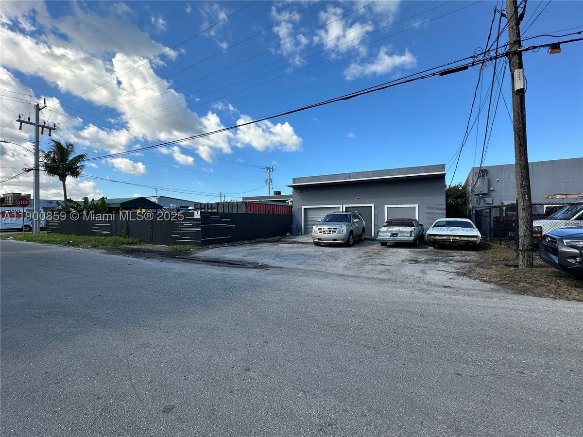 ElisaRealtor's tweet photo. Don't miss out on this fantastic property in LISTING FOR YOU! with a newly reduced price.
- Elisa Salmeron ##BK3068429 with REMAX 5 Star Realty
- Contact me at 786.344.7011 https://t.co/dlHxX8mjeM