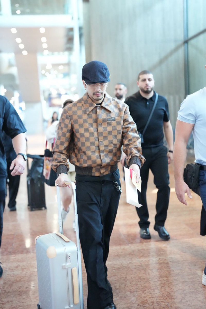 Pop7base's tweet photo. Jackson Wang has safely arrived in Paris, debuting his sexy beard look. https://t.co/RkXoqHW2C0