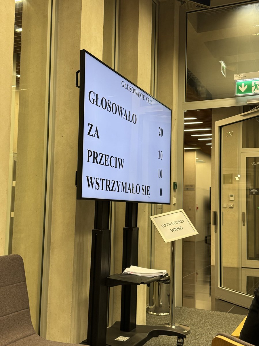 HreniakPawel's tweet photo. Dobre wieści! 👍
Koalicji 13 grudnia nie udało się zablokować prac nad projektem #PiS ustawy o zmianie ustawy o obywatelstwie polskim oraz ustawy o cudzoziemcach. Na sejmowej Komisji Ustawodawczej odrzuciliśmy ich kolejne próby.
Jako wnioskodawca projektu w imieniu Klubu @pisorgpl informuję, że ustawa trafi teraz na posiedzenie plenarne Sejmu. Projekt przewiduje https://t.co/KQ11Cjggd9.:
•  maksymalne wydłużenie okresu oczekiwania na obywatelstwo,
•  trudny egzamin obywatelski z historii, tradycji i ustroju Polski,
•  znajomość języka polskiego na poziomie C1,
•  wymóg niekaralności oraz pozytywną opinię policji.
Wprowadzamy także możliwość wydalania z Polski cudzoziemców, którzy w ciągu 24 miesięcy dwukrotnie popełnią wykroczenie.
Marszałek Czarzasty nie ma już argumentów, by blokować projekt.
Będziemy walczyć o to, żeby Polska miała realne narzędzia do obrony swojego obywatelstwa i bezpieczeństwa obywateli!
#PiS #ObywatelstwoPolskie #PolskaPrzedeWszystkim 
@mblaszczak
