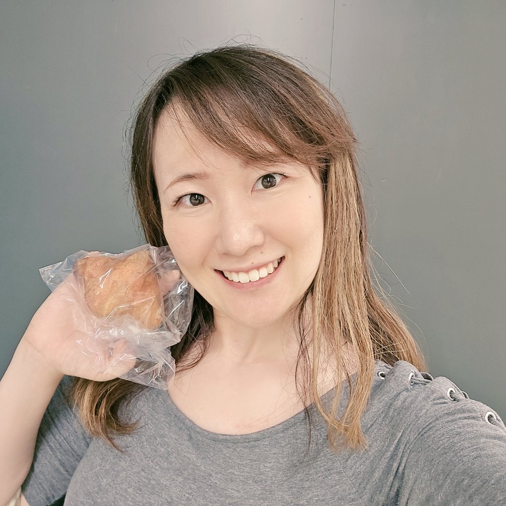 sakura_somei8's tweet photo. 久しぶりに池袋に行ったついでに職場の方におすすめされたクロワッサンを購入。いつも並んでたから躊躇してたんだよね~。
パクパク食べちゃって残り1個💦
これ、特にお酒のあてとして���高すぎない??甘いのも美味しいけど、この明太子の塩味好き♡
#ミニヨン #MINGNON #明太子クロワッサン https://t.co/2SeO4u3w01