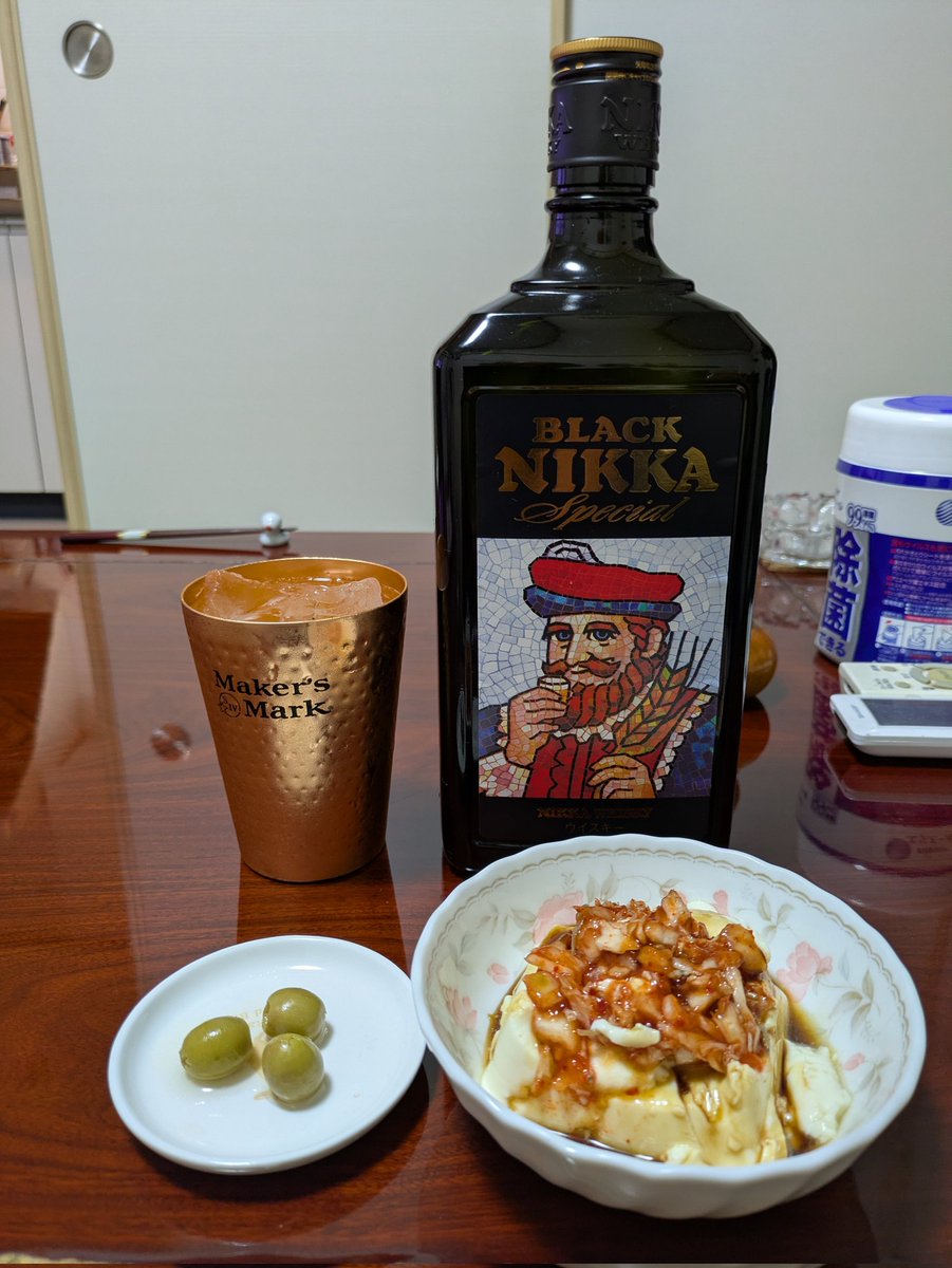 19573269's tweet photo. 晩酌スタートです(⁠^⁠^⁠)
今夜は、定番黒髭おじさんハイボールをいただきます😋
先ずは、冷奴にちりめん山椒入りキムチとオリーブをアテに☺️ https://t.co/6Fjqgq8zNC
