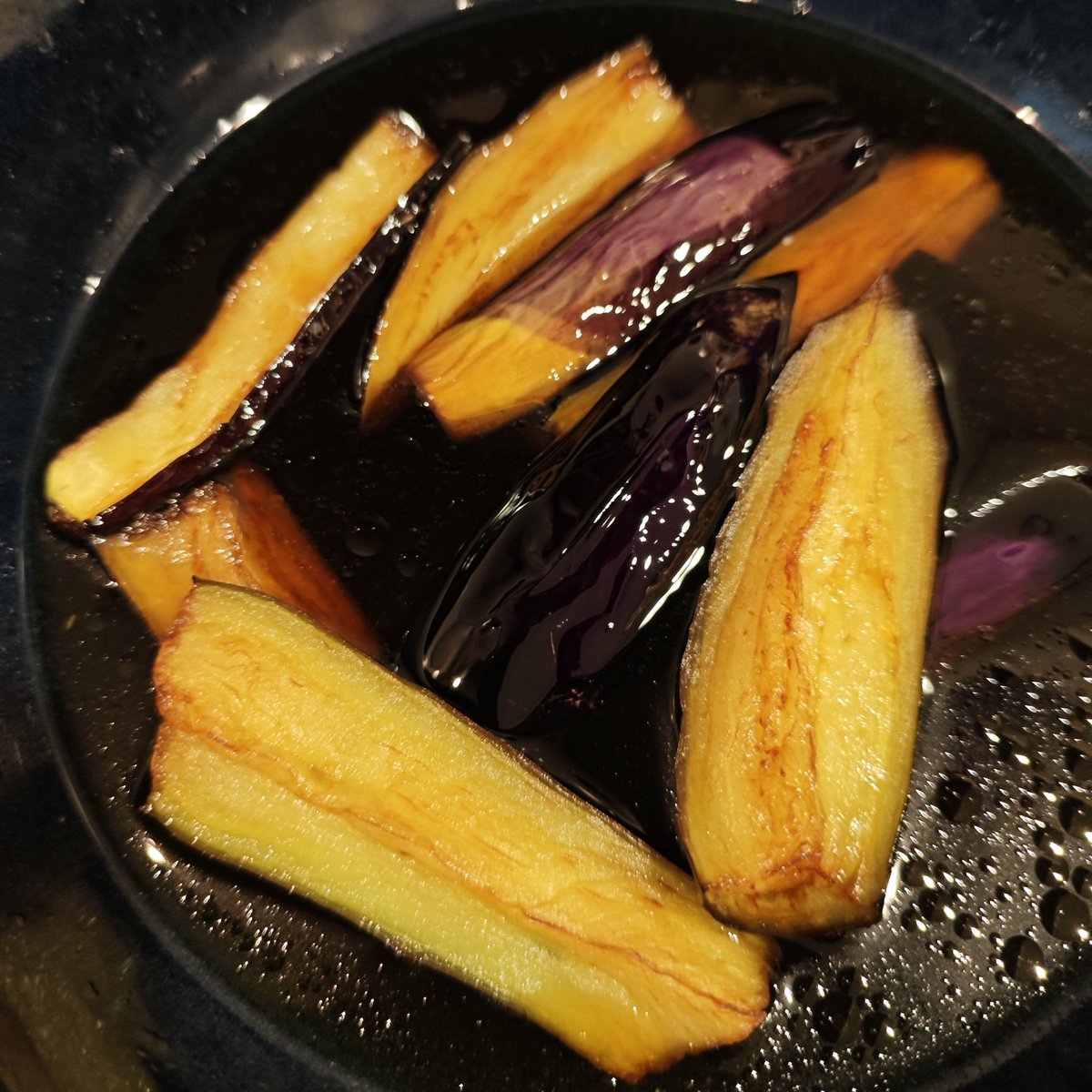 aeRock92's tweet photo. 月曜の夕方からこんなに美味そうな茄子の揚げ浸し作ってるの俺くらいだと思う https://t.co/piKd10H3ST