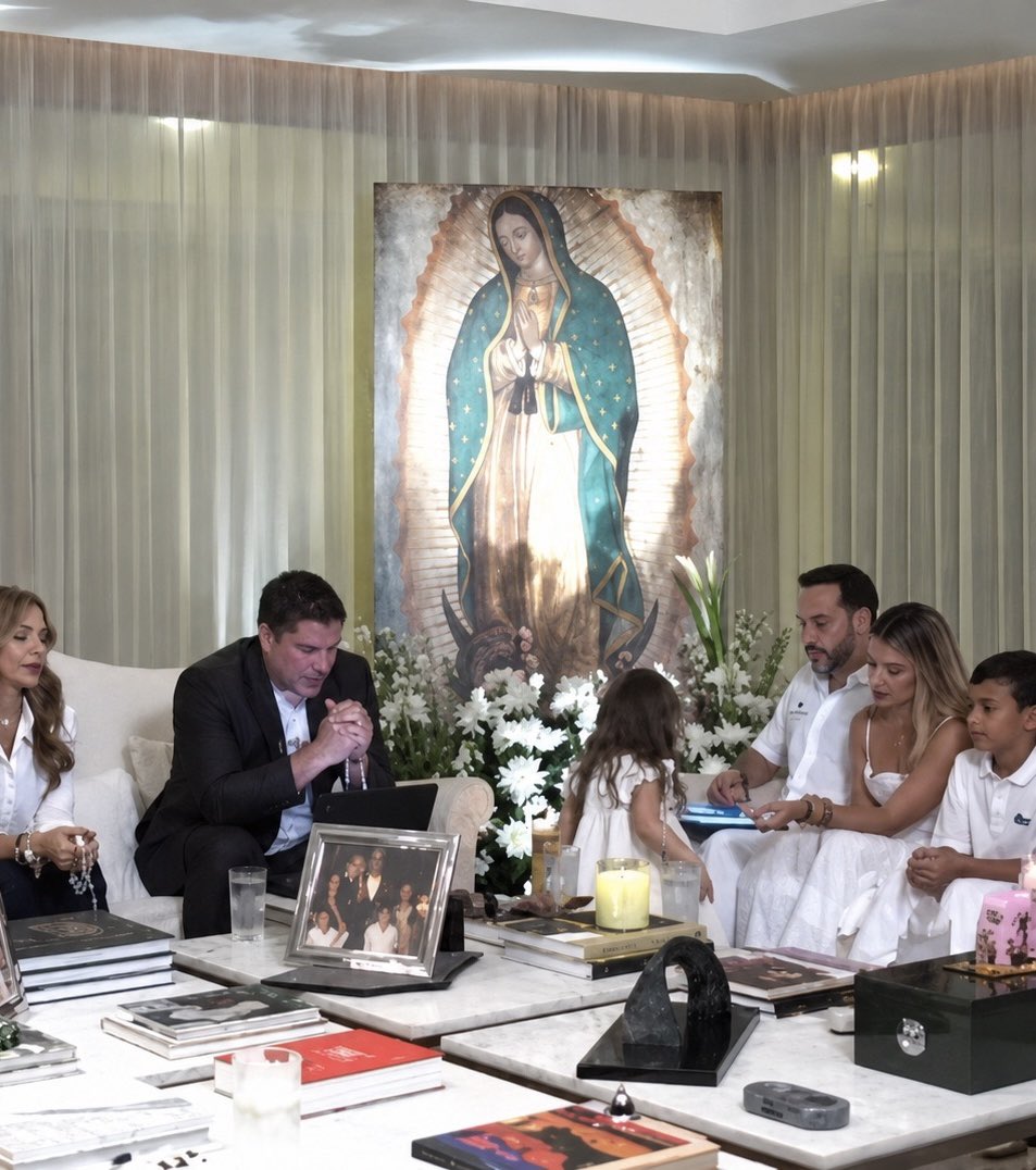 lechochretien's tweet photo. 🇨🇴🗳️ 𝗙𝗟𝗔𝗦𝗛 — Abelardo de la Espriella a été élu président de la Colombie.

Sa campagne a été marquée par des propositions de «  fermeté » contre la criminalité, une réduction de l’État et la défense des valeurs traditionnelles.

Ancien athée déclaré, De la Espriella s’est converti au catholicisme il y a environ six ans, après le décès d’un proche.

Pendant sa campagne, il a souvent choisi de prononcer ses discours devant des églises catholiques très fréquentées, de réciter en direct sur ses réseaux sociaux le chapelet en famille, et a affirmé que ces élections ne constituaient pas seulement une bataille politique, mais une « guerre spirituelle ».

(Source : France 24)