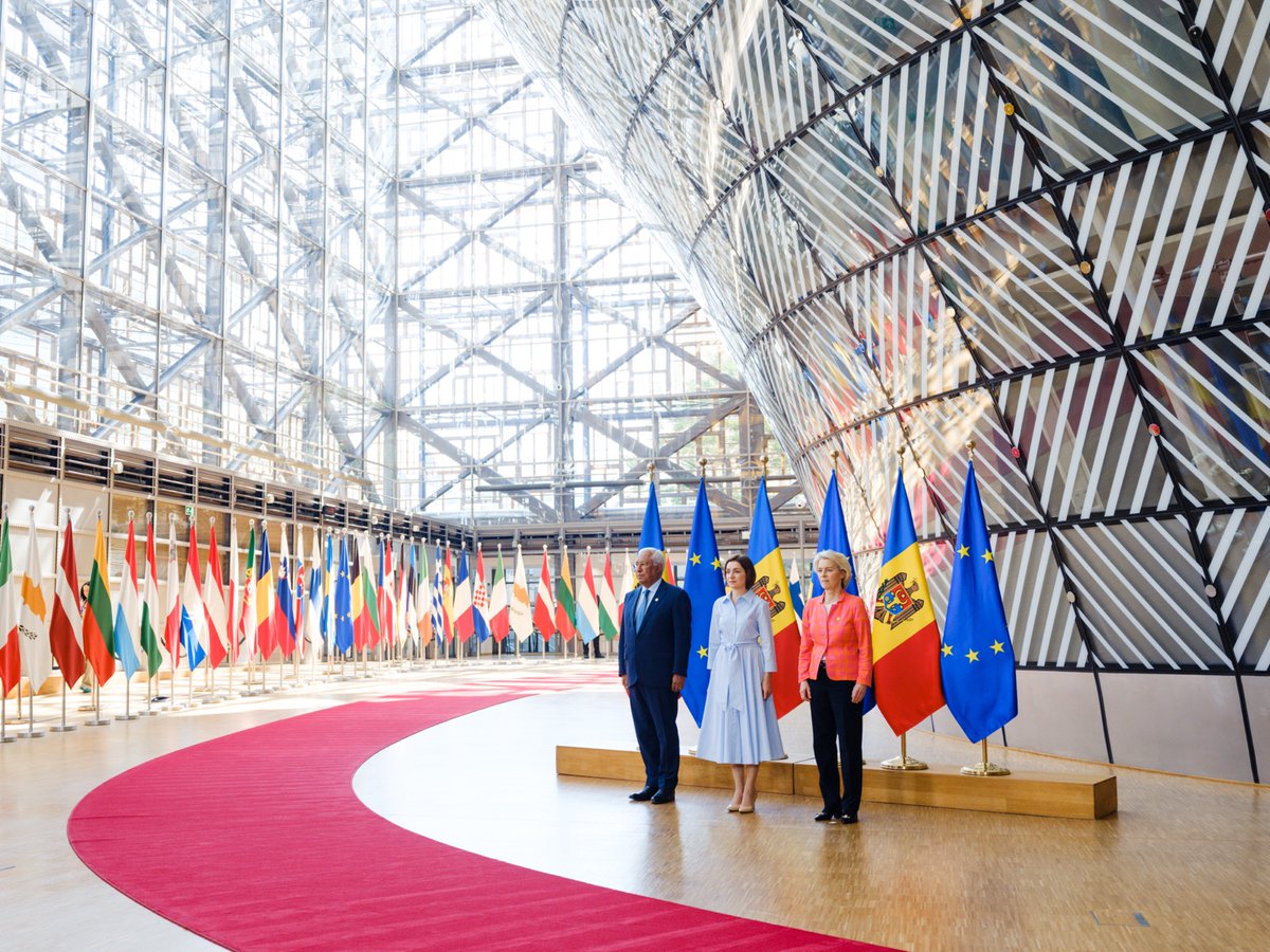 cgherasimov's tweet photo. Today we hold the second 🇲🇩-🇪🇺 Summit.

We come with results: completed screening, opened negotiations on Cluster I, and a strong reform record.

We now look ahead to deeper integration, more opportunities for our citizens, and further progress on our path to EU membership. https://t.co/FvpV5qfugV